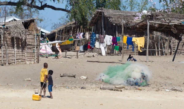 Ifaty, Madagascar su agosto 2, 2019 - Bambini che giocano, tirando — Foto Stock