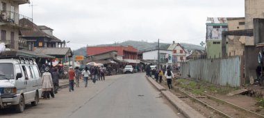 Andasibe, Madagaskar 25 Temmuz 2019 - İnsanlar yürüyorlar