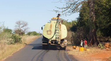 Tulear, Madagaskar 1 Ağustos 2019 - Yerel V 'ye su nakli