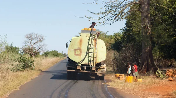 Tulear, Madagaskar 1 Ağustos 2019 - Yerel V 'ye su nakli — Stok fotoğraf