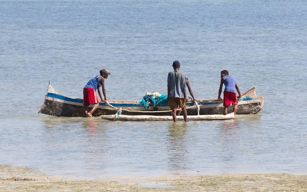 Ifaty, Madagascar le août 2, 2019 - Bateau de pêche sur la mer, th — Photo