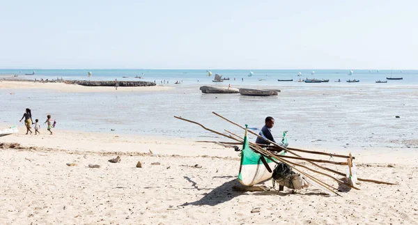 Ifaty, Madagaskar na 2 sierpnia 2019 - Łódź rybacka na plaży, — Zdjęcie stockowe
