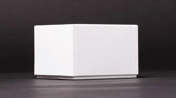 Caja Blanca Blanco Aislada Sobre Fondo Negro —  Fotos de Stock