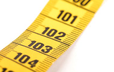 Beyaz üzerine izole edilmiş sarı bir mezura yakın plan - 103 - Seçici odak