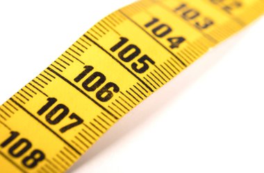 Beyaz üzerine izole edilmiş sarı bir ölçüm bandının yakın çekimi - 106 - Seçici odak