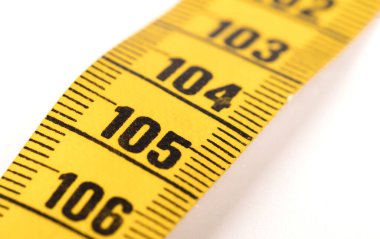 Beyaz üzerine izole edilmiş sarı bir mezura yakın plan - 105 - Seçici odak