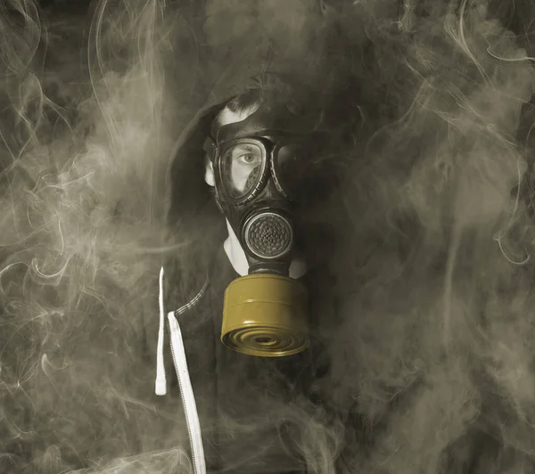 Hombre Con Una Máscara Gas Humo Humo Amarillo Venenoso — Foto de Stock