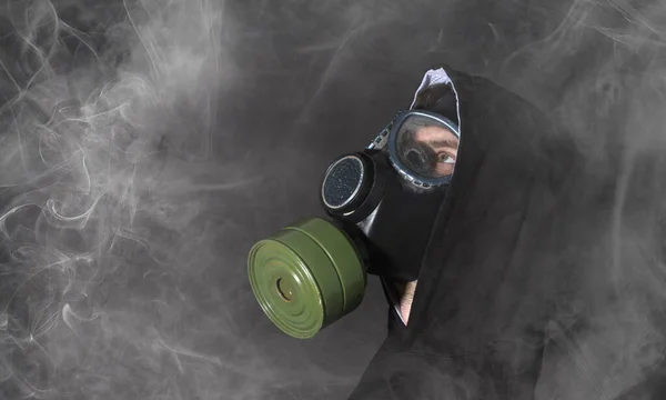 Homem Com Uma Máscara Gás Fumo Preto — Fotografia de Stock
