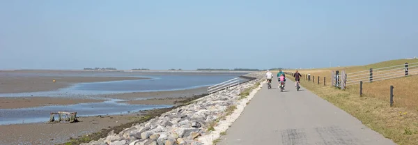 Ciclisti Bicicletta Una Diga Olandese Isola Ameland — Foto Stock