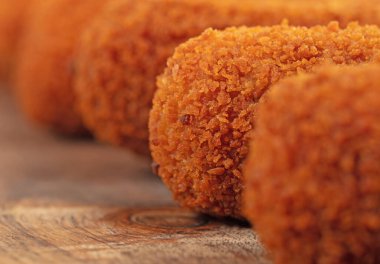 Kahverengi kabuklu Hollanda kroketi servis tepsisinde, seçici odak, izole edilmiş