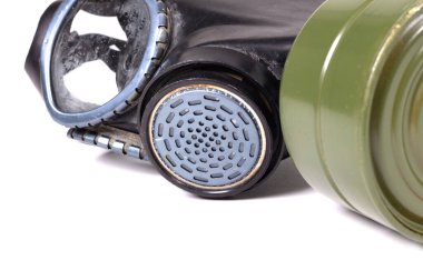 Beyaz arkaplanda izole edilmiş eski gaz maskesi - Yeşil filtre
