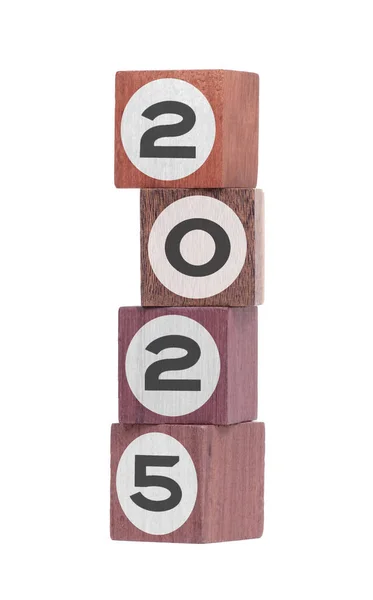 白の上の4つの孤立した硬木のおもちゃのブロックは 2025年と言う — ストック写真
