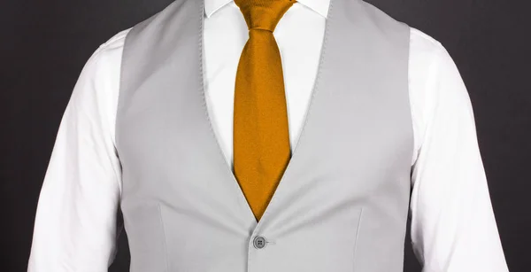 Hombre Traje Gris Con Corbata Naranja Primer Plano —  Fotos de Stock