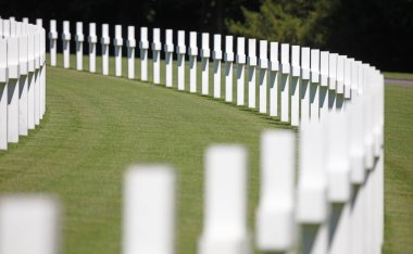 Lüksemburg 'daki Amerikan mezarlığındaki mezarlar.