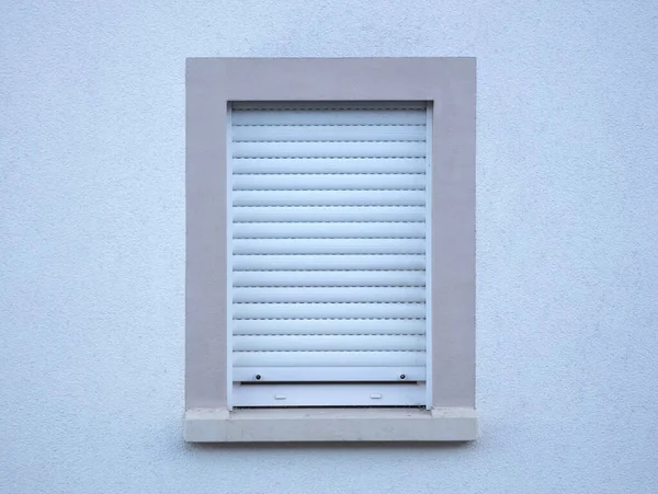 Jendela Putih Dengan Penutup Rol Dinding Tua — Stok Foto