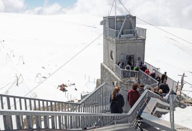 Zermatt, İsviçre 19 Temmuz 2020: Avrupa 'nın tepesi Matterhorn buzulu cennetine bakıyor