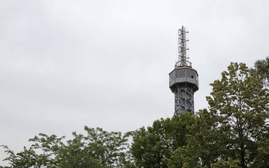 Prag 'daki Petrin kulesi gökyüzüne doğru kaideden manzaralı, gri gökyüzü