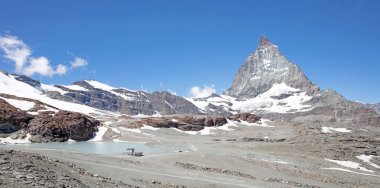 Matterhorn, İsviçre Alplerinin simgesel amblemi, yaz mevsimi.