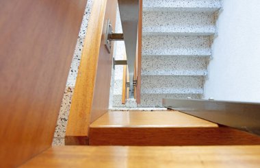 80 'lerden kalma İsviçre' deki bir binada merdiven boşluğu.