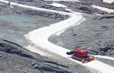 Kar üzerinde büyük bir kar aracı, Switserland