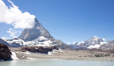 Matterhorn, İsviçre Alplerinin simgesel amblemi, yaz mevsimi.