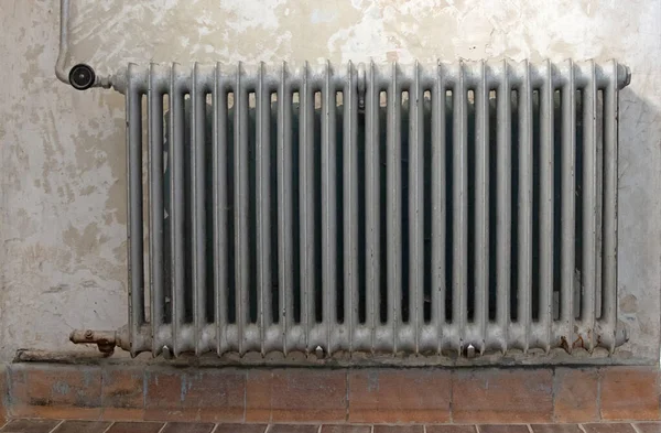 Oude Radiator Een Leeg Historisch Huis Verwarming — Stockfoto