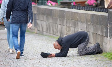 Prag, Çek Cumhuriyeti 8 Temmuz 2020 'de: Prag' da dilenci sokakta sadaka dileniyor
