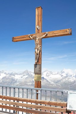 Matterhorn Buzul Cenneti, SWitzERLAND - 19 Temmuz 2022: Matterhorn Buzulu Cenneti, Alpler Tepesi yakınlarında çarmıha gerilme