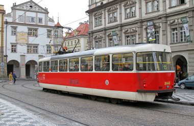 Prag, Çek Cumhuriyeti 8 Temmuz 2020: Prag caddesindeki kırmızı tramvay.