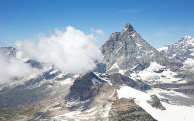 Matterhorn, İsviçre Alplerinin simgesel amblemi, yaz mevsimi.