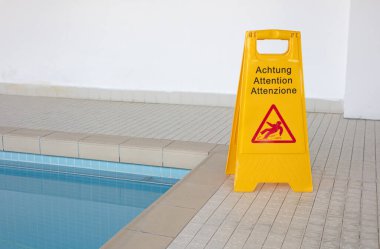 Kapalı yüzme havuzunun yanında ıslak tabela, seçici odak