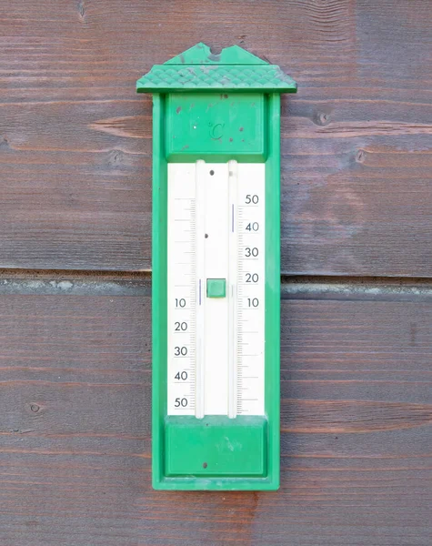 想象一下 一个塑料温度计用来观察外面的温度 — 图库照片