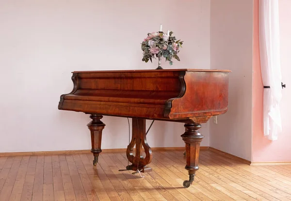ピンク色の部屋に大きな茶色のピアノ — ストック写真