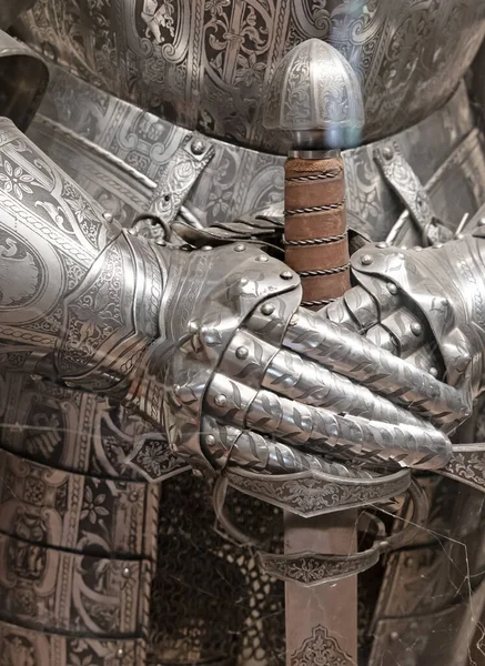 Chevalier Médiéval Traditionnel Avec Épée Gros Plan Des Mains Épée — Photo