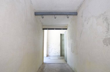 Dachau, Almanya - 13 Temmuz 2020: Toplama kampındaki Krematoryum binasında giysi dezenfekte odaları. Avrupa, soykırım