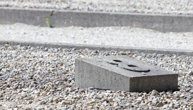 Dachau, Almanya - 13 Temmuz 2020: Dachau toplama kampı, İkinci Dünya Savaşı sırasında Almanya 'da ilk toplama kampı, tarihi binalar ve açık hava.