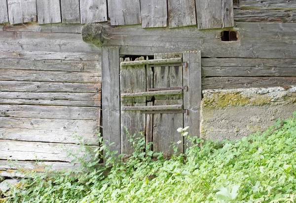 Двері Дуже Старій Хатині Швейцарії Більше Використовуються — стокове фото