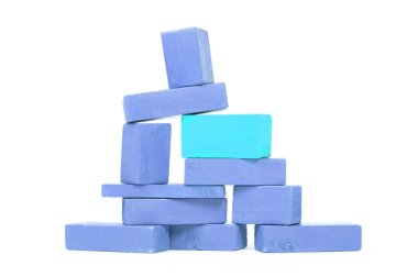 Beyaz arkaplanda izole edilmiş klasik mavi yapı blokları, biri öne çıkıyor