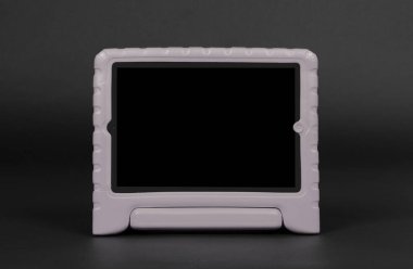 Siyah üzerine izole edilmiş, çocuklar için tasarlanmış parlak bir kılıf.