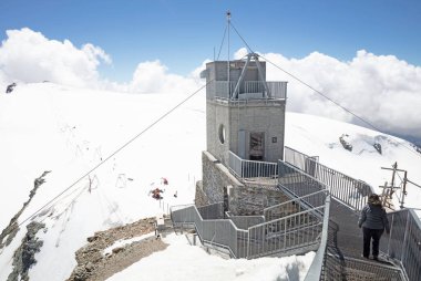 Zermatt, İsviçre 19 Temmuz 2020: Avrupa 'nın tepesi Matterhorn buzulu cennetine bakıyor