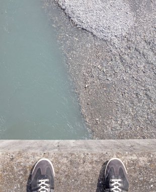 Nehrin kenarında intihar etmeye karar veren bir adam.