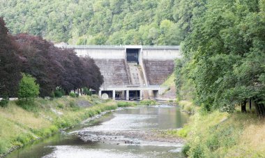 Nehirdeki barajın manzarası Vianden yakınlarında.