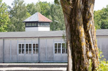 Dachau, Almanya - 13 Temmuz 2020: Almanya 'daki Dachau toplama kampındaki tek gözcü kulesi