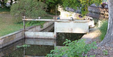 Fransa 'nın Colmar kentindeki su yollarını düzenleyen eski metal kilit.