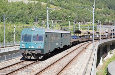 Lotschberg, Switserland, 20 Temmuz 2020: Lotschberg 'e varan araba treni, dağın diğer tarafına geçmenin tek yolu.