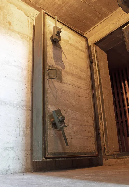 冷たい戦争のバンカーの内部の金庫室のドア 人々を安全に保つ — ストック写真