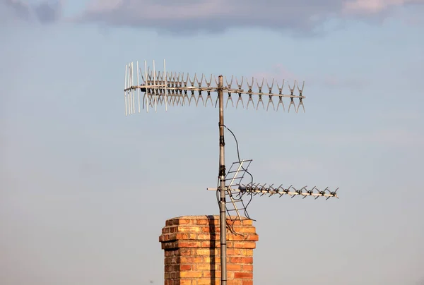 Antenna Vecchio Tipo Sul Tetto Della Casa Camino Mattoni — Foto Stock