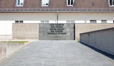Dachau, Almanya 13 Temmuz 2020 'de: Dachau kampı, İkinci Dünya Savaşı sırasında Almanya' da ilk toplama kampı, tarihi binalar ve kamptaki açık alan