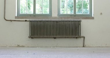 Boş tarihi bir evde eski bir radyatör, ısıtıcı.
