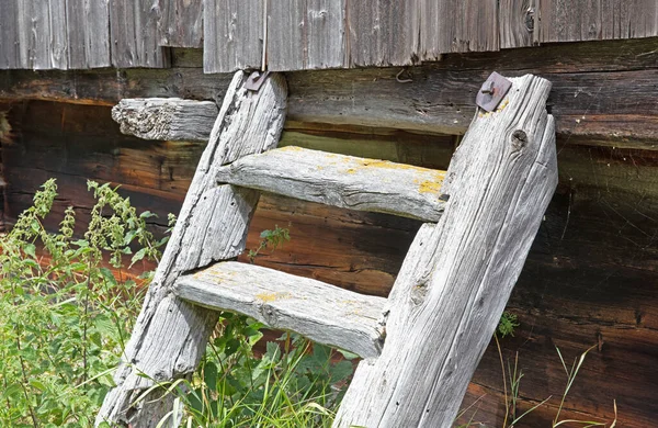 Krátké Dřevěné Schody Staré Dřevěné Chaty Švýcarsku — Stock fotografie